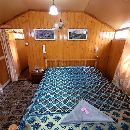 Srīnagar Tashkand Houseboat מראה חיצוני תמונה