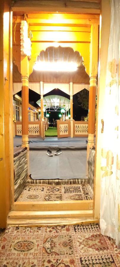 Srīnagar Tashkand Houseboat מראה חיצוני תמונה