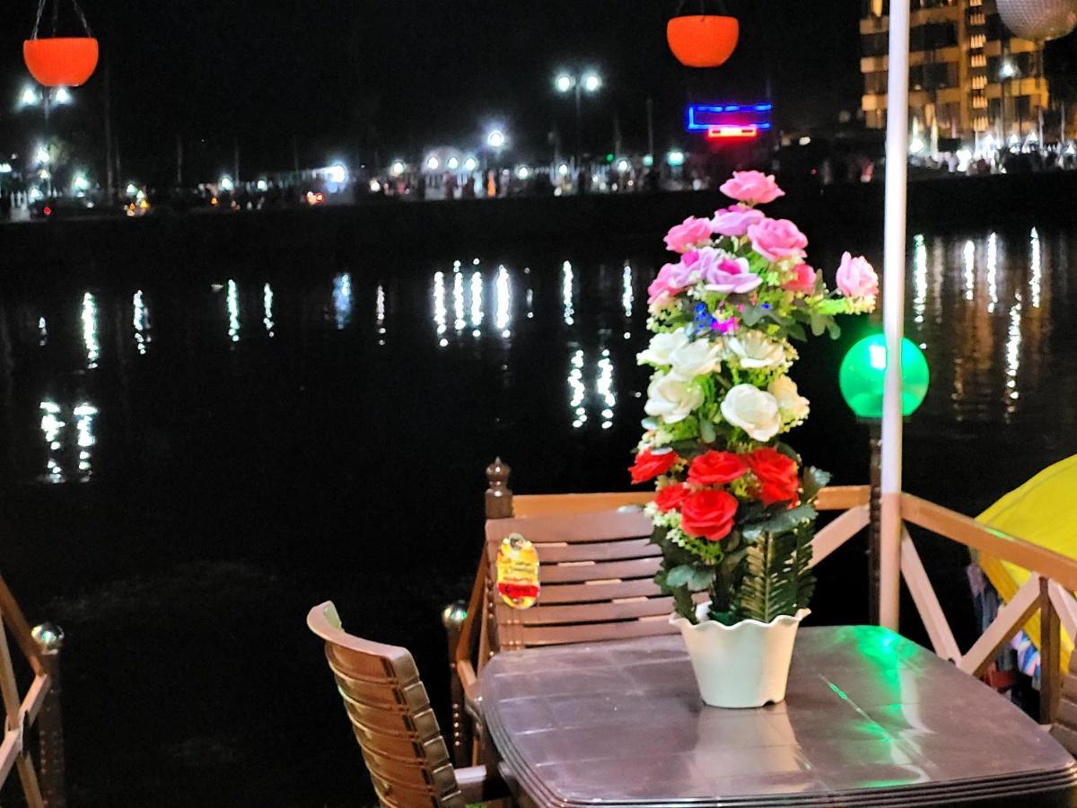 Srīnagar Tashkand Houseboat מראה חיצוני תמונה