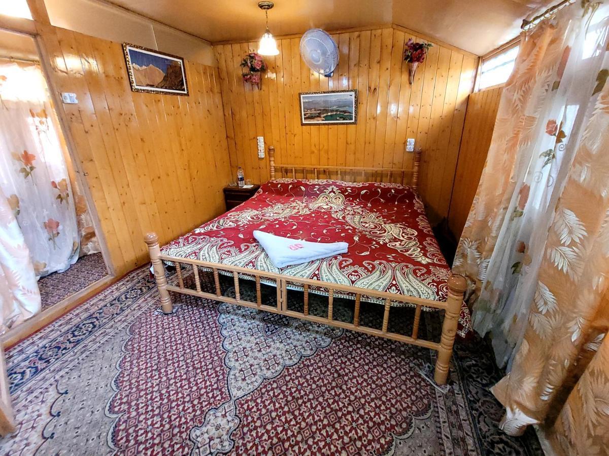 Srīnagar Tashkand Houseboat מראה חיצוני תמונה