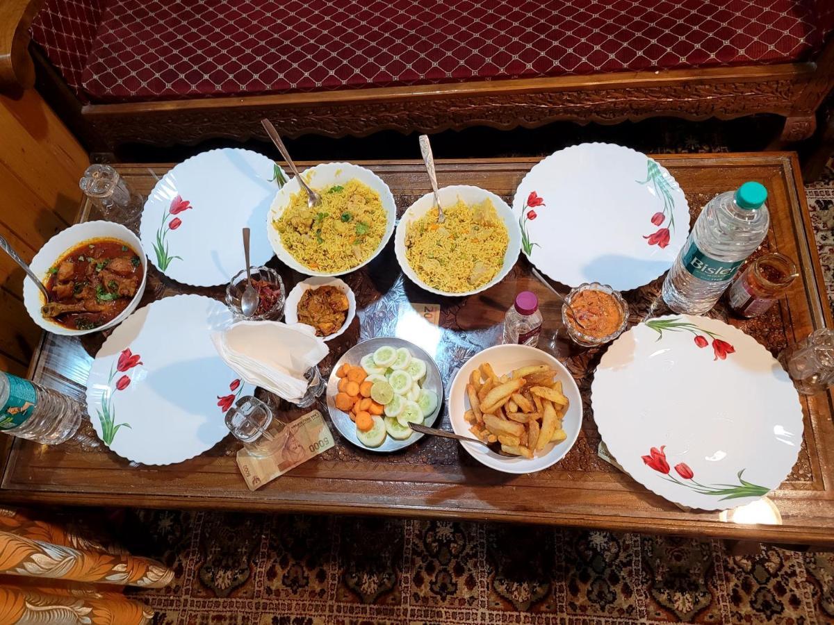 Srīnagar Tashkand Houseboat מראה חיצוני תמונה