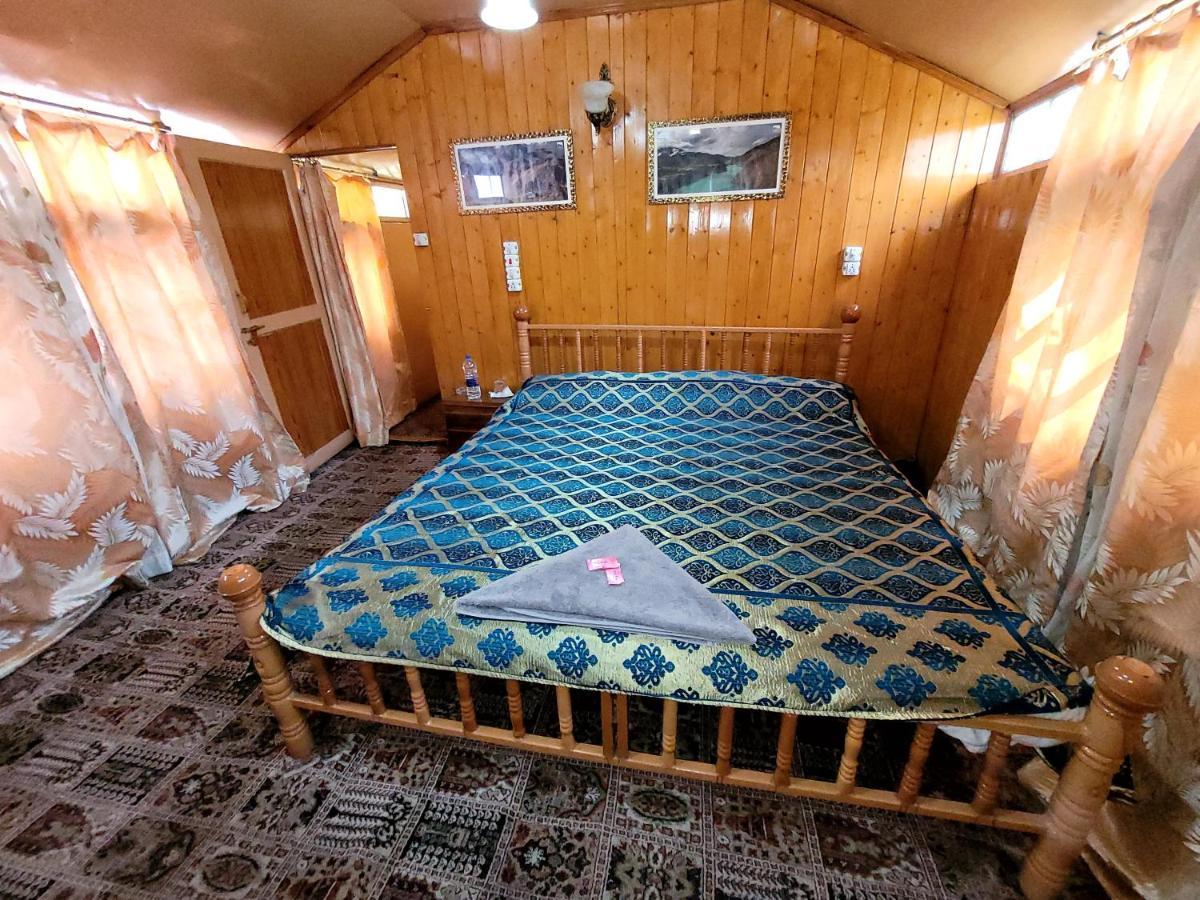Srīnagar Tashkand Houseboat מראה חיצוני תמונה