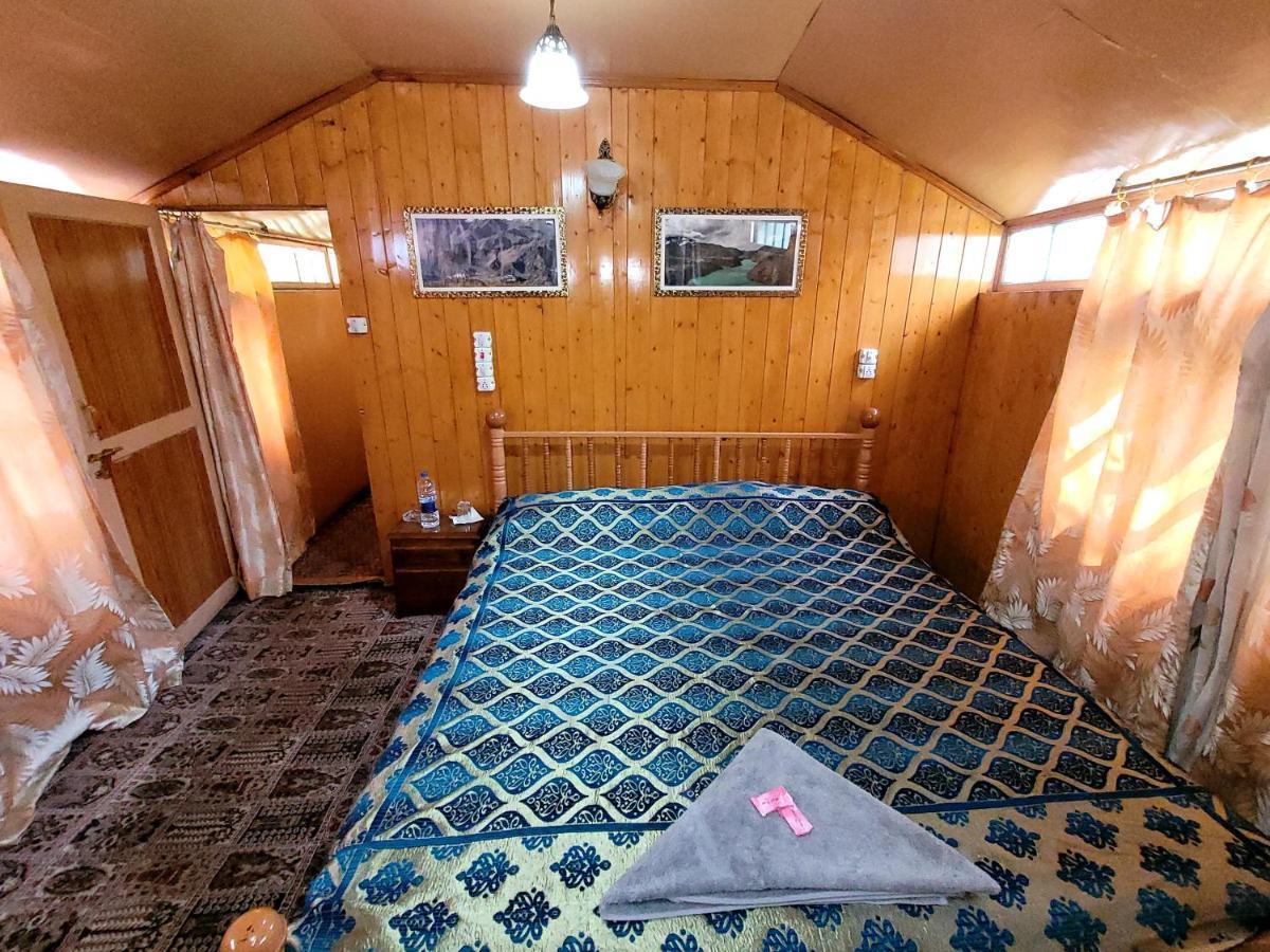 Srīnagar Tashkand Houseboat מראה חיצוני תמונה