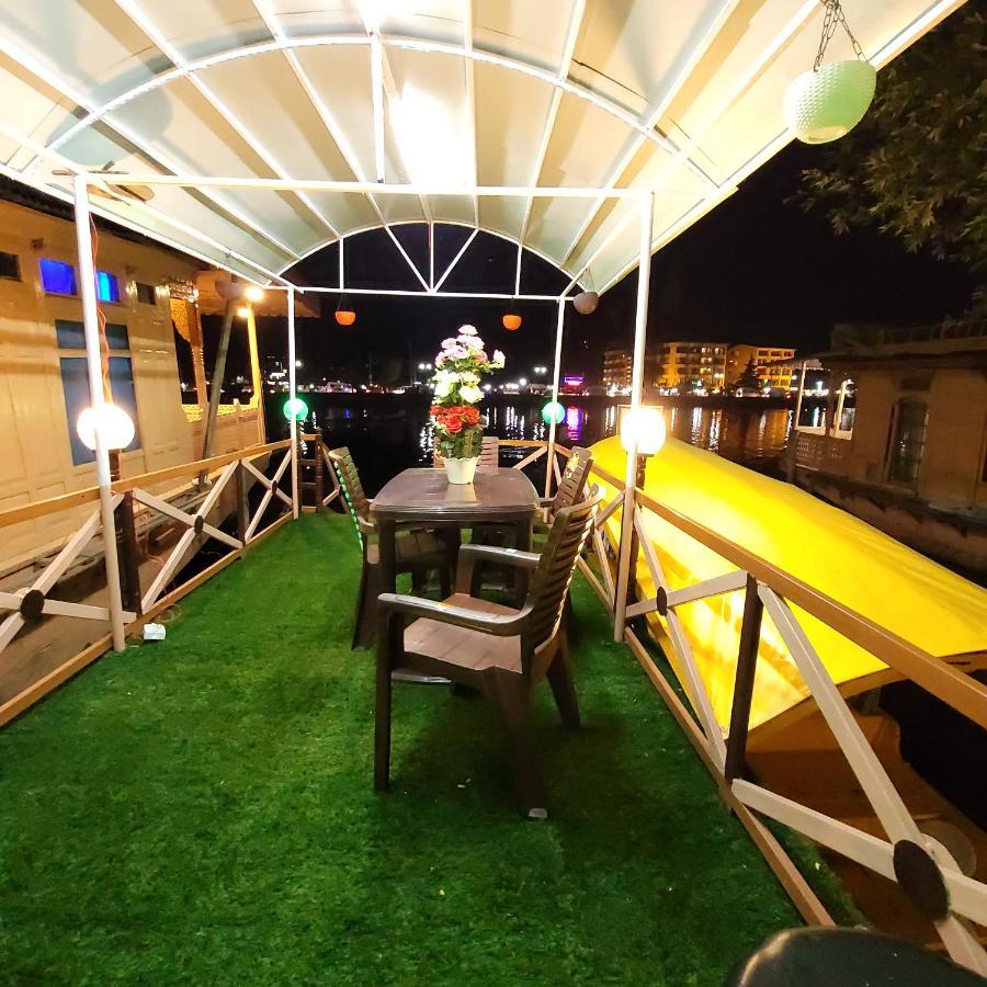 Srīnagar Tashkand Houseboat מראה חיצוני תמונה