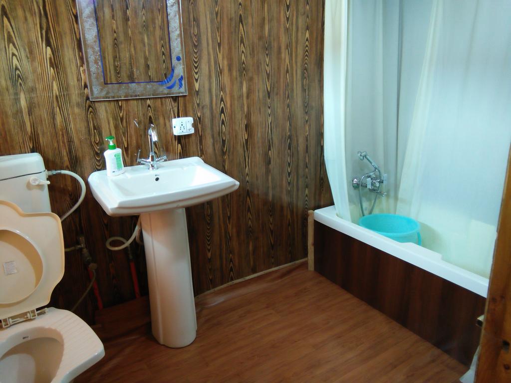 Srīnagar Tashkand Houseboat מראה חיצוני תמונה